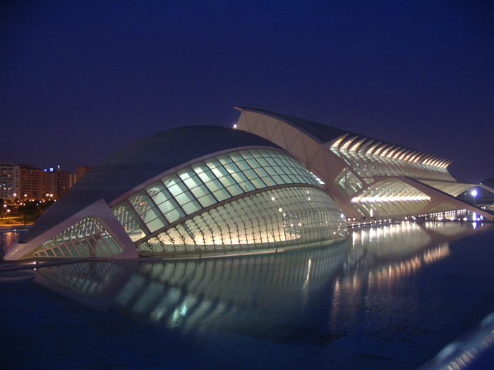 瓦倫西亞的標(biāo)志性建筑 金屬柱的現(xiàn)代藝術(shù)魅力